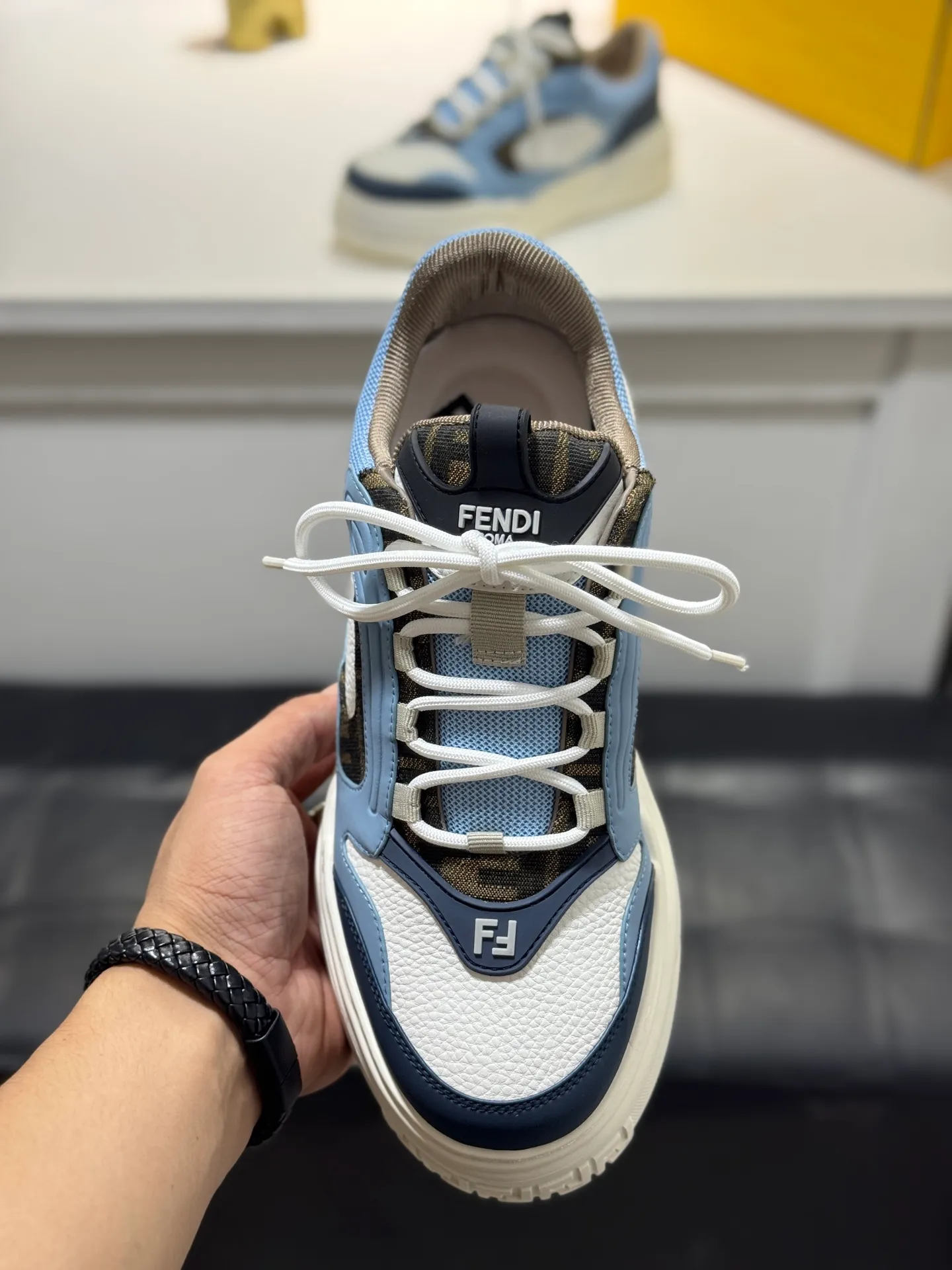Men's men's shoes 💰560 [New style] 🦥🦥FENDI Fendi high version latest Force series calfskin FF mesh round toe thick sole low-top sports sneakers, these Force lace-up low-top shoes. Made of white full-grain leather and white and brown smooth leather. Padded. Brown FF jacquard and yellow technical fabric details. Lightweight and thick white sole with FF pattern details on the toe and heel ✔️Fabric: Imported first-layer cowhide breathable mesh ✔️Inner lining: Customized breathable mesh ✔️Sole: Open-molded rubber foam material ✔️Sole thickness: 7CM Size: #Men's 38-44 (45 is custom-made and cannot be returned or exchanged